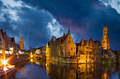 Belgien, Brügge. Gebäude spiegeln sich im Kanal in der Dämmerung.