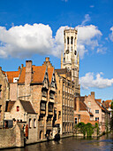 Belgien, Brügge. Der Belfried von Brügge überragt die Gebäude an der Kreuzung der Groenerei und des Dijver-Kanals.