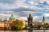 Karlsbrücke und Fluss Vlata bei Sonnenuntergang in Prag, Tschechische Republik