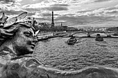 Paris. Nymphes de la Seine-Statue auf der Pont Alexandre III, entlang der Seine. Entfernter Eiffelturm.