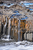 Island. Säulenförmige Basaltstrukturen entlang des Flusses Skjalfandafljot im Bardalur-Tal.