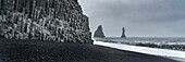 Island. Säulenförmige Basaltklippen und Schornsteine von Reynisfjara, Ringstraße.