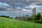 Überblick über die gewaltige Moyne Abbey, Grafschaft Mayo, Irland.