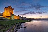 Historisches Ross Castle in der Abenddämmerung im Killarney National Park, Irland