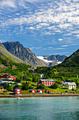 Norwegen, Finnmark, Bergsfjord. Die kleine Gemeinde Bergsfjord an der norwegischen Küste.