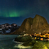 Norwegen, Lofoten-Inseln. Aurora Borealis Am Himmel über Hamnoy in Reine