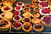 Lissabon, Portugal. Bäckerei, die traditionelles Nata-Gebäck, die portugiesische Nationalspeise, verkauft