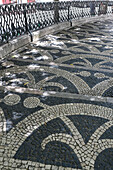 Lissabon, Portugal. Traditioneller Fußweg mit Kopfsteinpflaster in Lissabon