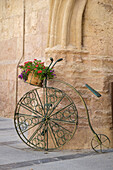 Cordoba, Spanien. Fahrradständer vor einem alten Steingebäude