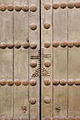 Córdoba, Spanien. Antike Holztür mit Kreuz