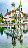 Jesuitenkirche Innenhafen Spiegelung, Luzern, Schweiz.