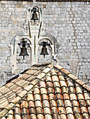 Kroatien, Dubrovnik. Glockenturm mit drei Glocken auf der Spitze der Kirche Unserer Lieben Frau vom Berge Karmel.