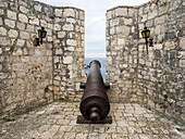 Kroatien, Hvar. Alte Kanone mit Blick auf die Inselstadt und die Küste von der Festung Hvar Fortica oder Spanjola.