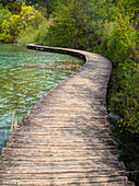 Kroatien, Uferpromenade im Nationalpark Plitvicer Seen.