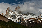 Argentinien, schwarz-weiße Landschaft des Cerro Poincenot und der Fitzroy Berge, Los Glaciares National Park