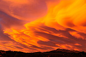 Chile, Aysen. Linsenförmige Wolken bei Sonnenuntergang.