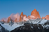 Patagonien, Cerro Fitzroy, Cerro Torre und Poincenot bei Sonnenaufgang, Los Glaciares National Park