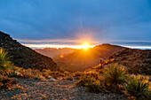 Mexiko, Baja California Sur, Sierra de San Francisco. Sonnenaufgang in der Wüste von einem Bergpass aus.