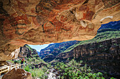 Mexiko, Baja California Sur, Sierra de San Francisco. Tourist bei der Besichtigung eines Felsbildes des Cochimí-Volkes in der Cueva Pintada.