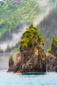 Alaska, Kenai-Halbinsel. Malerische Landschaft an der felsigen Küste.