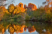 USA, Arizona. Red Rock State Park mit Oak Creek und Cathedral Rock
