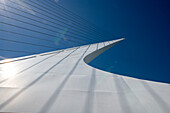 Anmutige Sonnenuhrbrücke, die den Sacramento River in Redding überspannt.