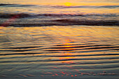 USA, Georgia, Tybee Island. Sonnenaufgang mit Kräuseln im Sand