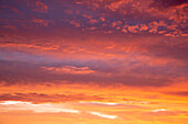 USA, Georgia, Wolken reflektieren den Sonnenaufgang.