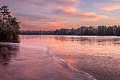 USA, New Jersey, Pine Barrens National Preserve. Sonnenaufgang am See.