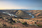 Blick auf den John Day River, der sich durch die Basaltströme des Columbia Plateaus in Sherman/Gilliam County, Oregon, schlängelt