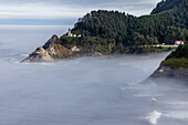 Usa, Oregon, Florence. Heceta Head Lighthouse, Ein nebliger Morgen auf dem Pazifik in der Nähe des Heceta Head Lighthouse
