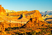 USA, Utah, Capitol Reef National Park. Erodierte Felsformationen und Berge.