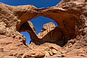USA, Utah. Double Arch, Arches National Park in der Nähe von Moab