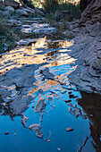 USA, Utah. Wüstensandstein-Reflexionen, Hunter Canyon.
