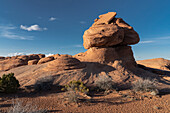 Vereinigte Staaten von Amerika, Utah. Geologische Formationen aus Sandstein in der Nähe des Eye of the Whale Arch, Arches National Park.