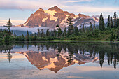 Der Mount Shuksan spiegelt sich im Picture Lake. Heather Meadows Recreation Area, Mount Baker Snoqualmie National Forest. Nordkaskaden, Bundesstaat Washington