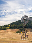 USA, Bundesstaat Washington, Molson, Okanogan County. Windmühle in der Geisterstadt.