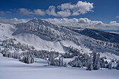 USA, Wyoming. Landschaft von Peaked Mountain und Grand Targhee Resort mit Neuschnee