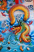 Bangkok, Thailand. Buntes Relief mit Darstellung eines Drachens oder einer Seeschlange.