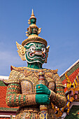 Thailand, Bangkok. Yaksha, Dämon aus dem Ramayana, bewacht den Wat Phra Kaew (Tempel des Smaragdbuddhas).