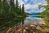 Kanada, Alberta, Jasper National Park. Berglandschaft mit See und Wald.