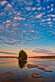 Kanada, Manitoba, Paint Lake Provincial Park. Insel im Paint Lake bei Sonnenaufgang.