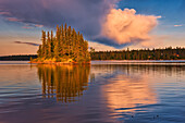 Kanada, Manitoba, Paint Lake Provincial Park. Insel im Paint Lake bei Sonnenaufgang.