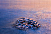 Kanada, Manitoba, Paint Lake Provincial Park. Paint Lake. Freiliegende Felsen am Paint Lake bei Sonnenaufgang.