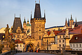 Bogen des Kleinseitner Brückenturms auf der Karlsbrücke mit der St. Nikolauskirche in Prag, Tschechische Republik
