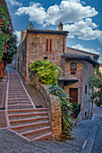 Italien, Umbrien. Häuser entlang der Straßen von Assisi.