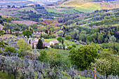 Landschaftsblick von der Spitze der Stadtmauern von San Gimignano. Toskana, Italien.