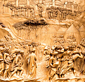Dom Santa Maria del Fiore. Goldene Verzierungen an der Osttür oder Paradiespforte von Lorenzo Ghiberti. Toskana, Italien.