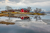 Norwegen, Lofoten-Inseln. Blick über den Indrepollen-See.