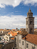 Kroatien, Dubrovnik. Dominikanerkloster, rote Dächer und Kirchen von Dubrovnik.